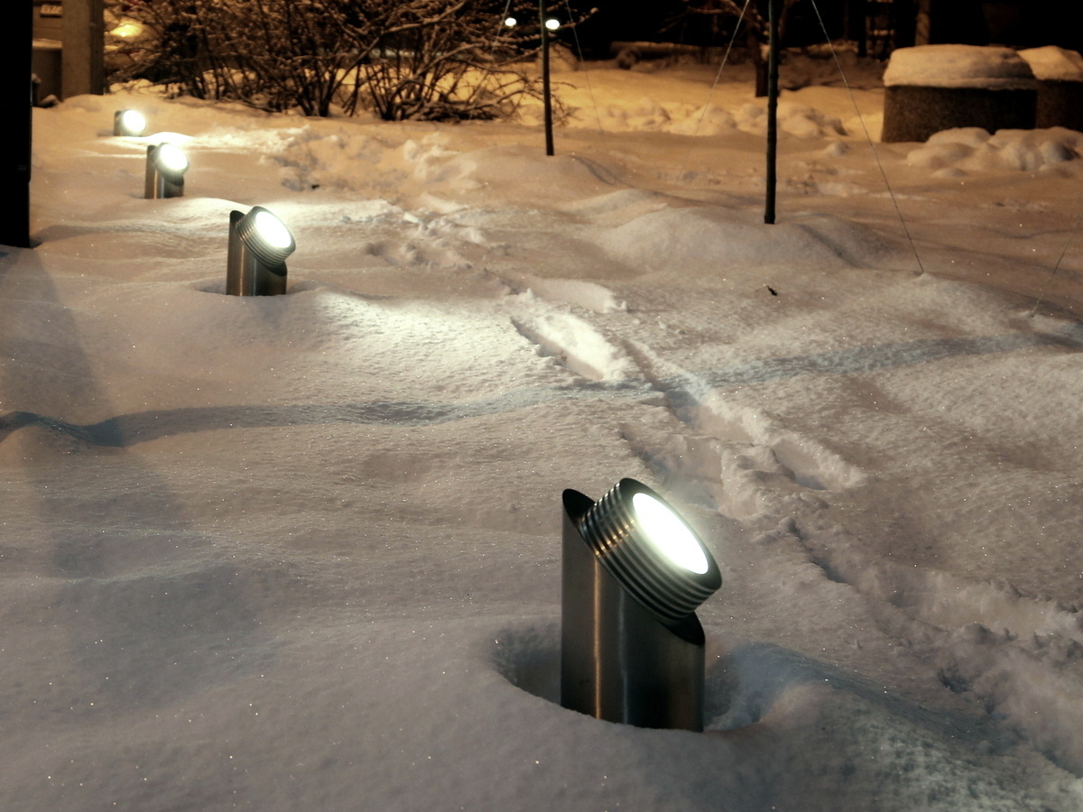 Ландшафтное светодиодное освещение TRIF зимой - надёжно работает под снегом и льдом!